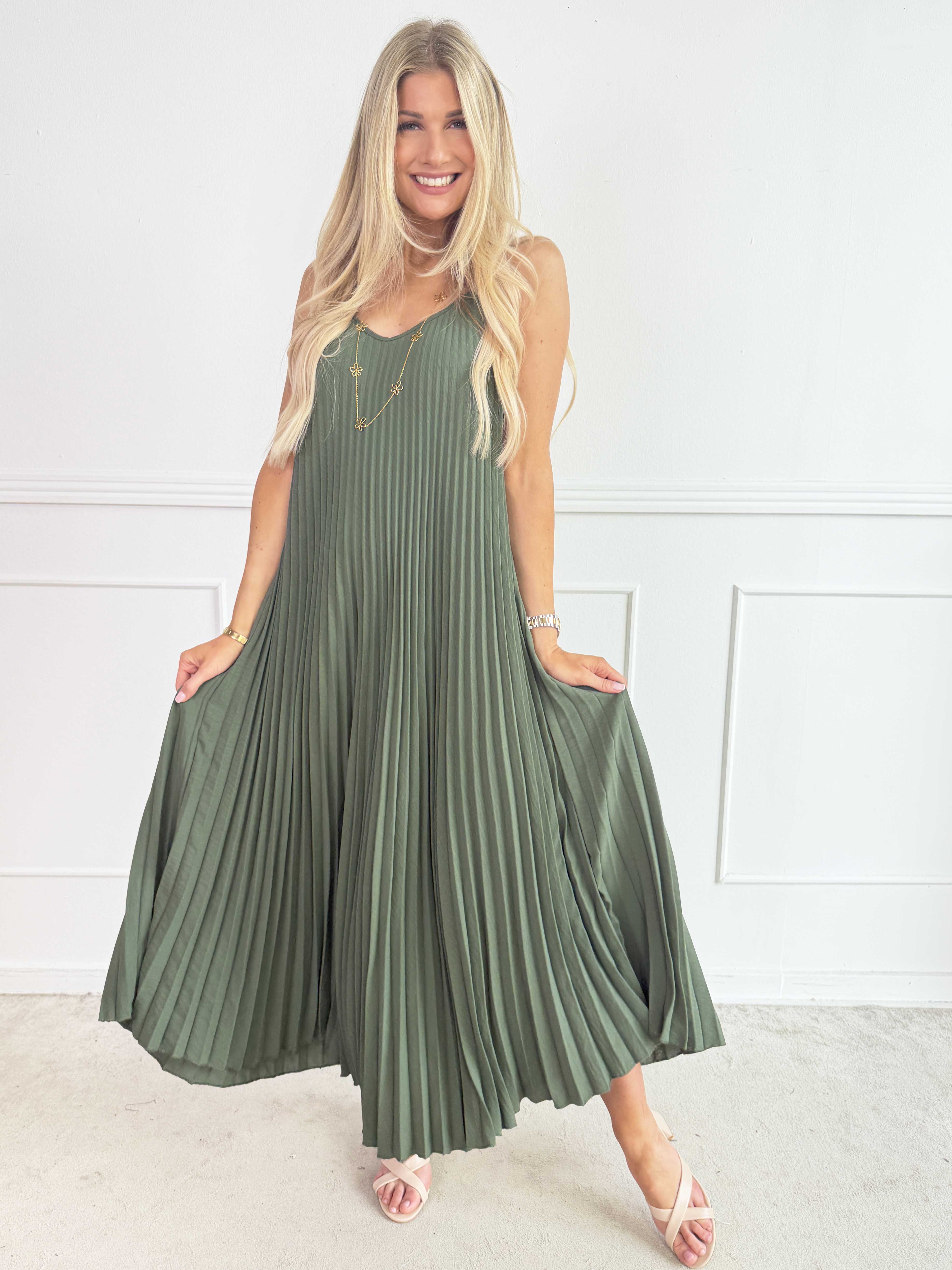 Tonia - Plisseret plus size stropkjole i en blød og let viskoseblanding